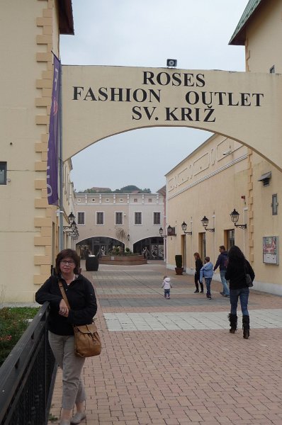 P1040439.JPG - Einkaufen auf dem Heimweg. Outlet nach amerikanischen Vorbild bei Zagreb.