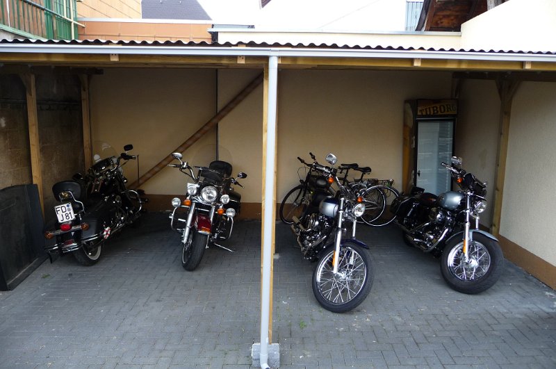 P1020692.JPG - Die Harleys stehen trocken